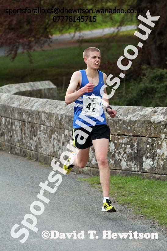 Sam Hancox (Morpeth) on his way to 2nd in the Les Allcorn 10k, Alnwick. Photo: David T. Hewitson/Sports for All Pics